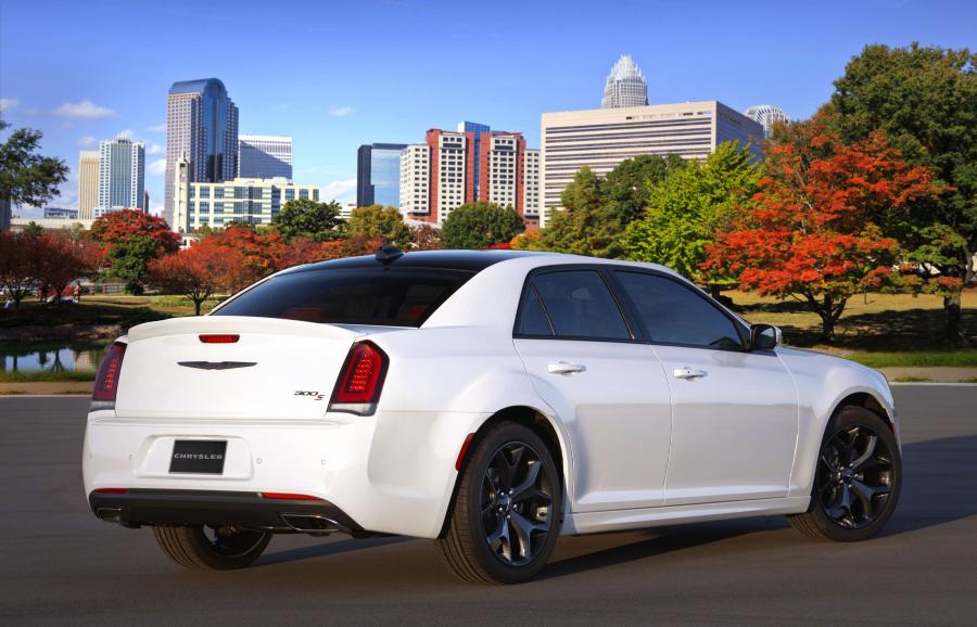  Chrysler 300S Red Sport Appearance Package (LX2) 2019 года  (фото 2 из 4)
